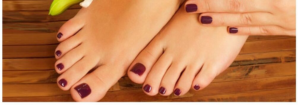 Uñas de los pies curadas de hongos