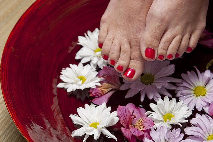 Baño terapéutico para hongos en las uñas de los pies en casa.